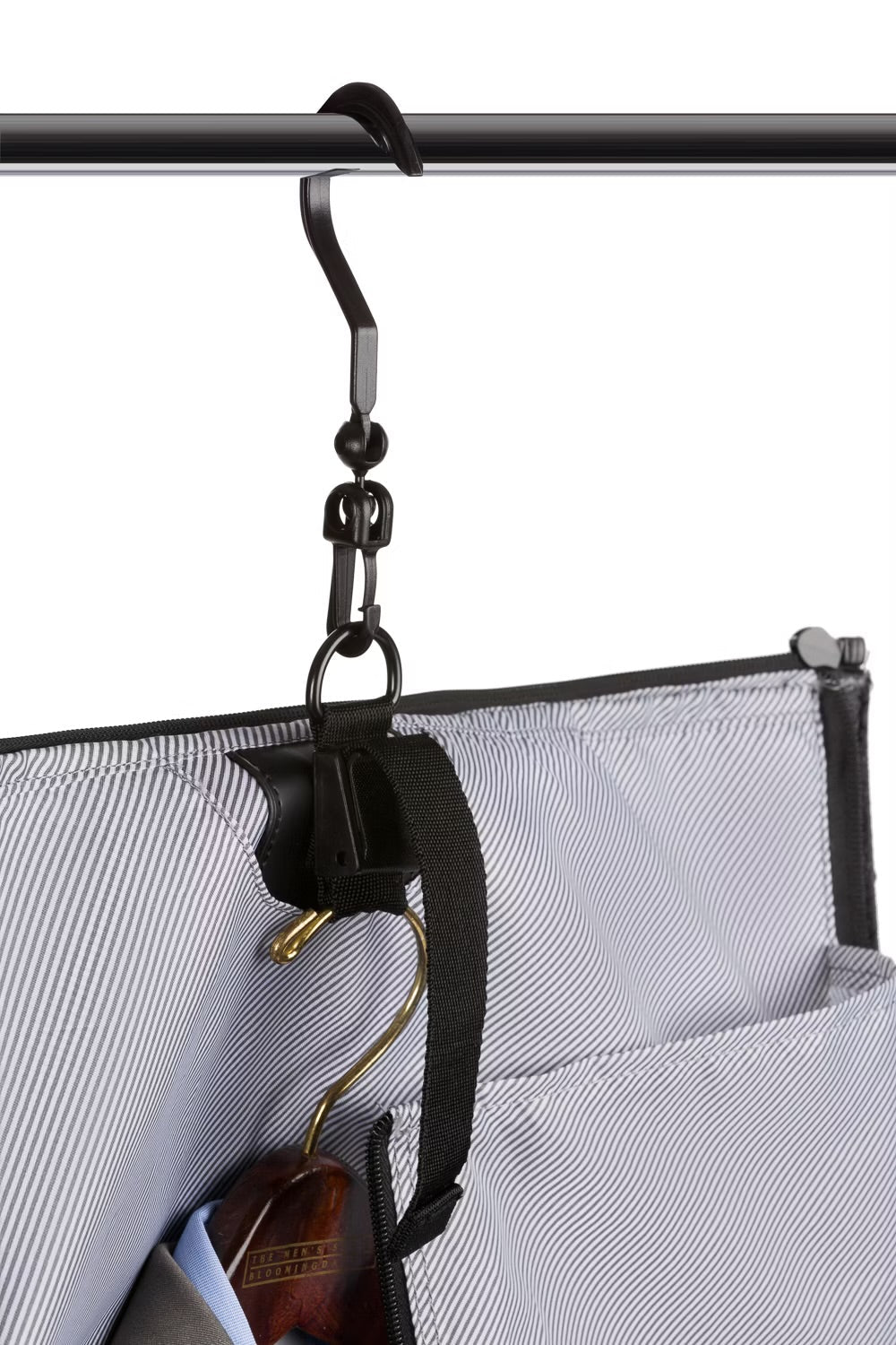 Geanta de călătorie SWISSGEAR 7638 agățată pe un suport, cu compartimente pentru haine și accesorii.