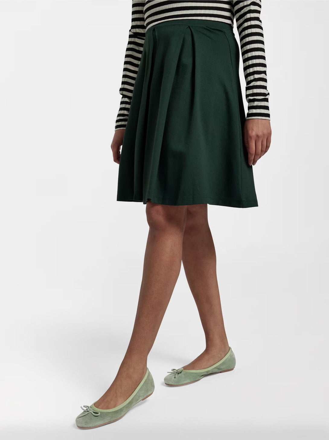 Balerini dama din piele naturala intoarsa verde, purtati cu fusta verde, stil primavara/vara 2025.