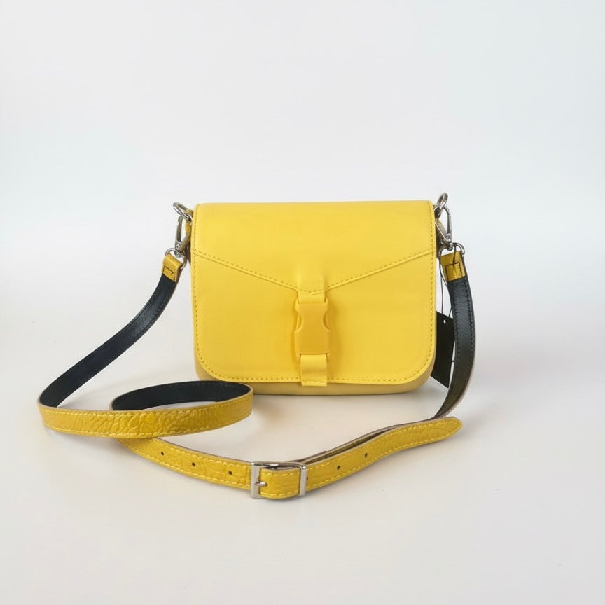 Obag mică de umăr galbenă, din material plastic durabil, perfectă pentru vară 2025.