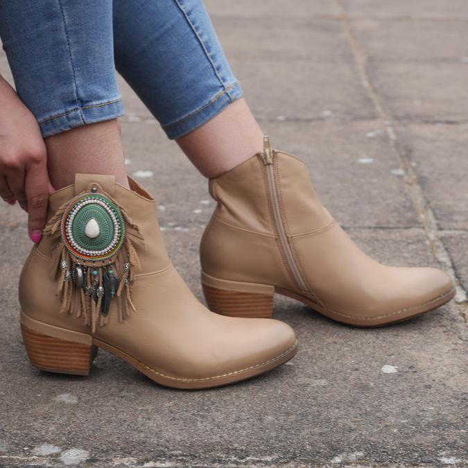 Ciocate dama din piele naturala cappuccino cu detalii decorative, inaltime toc de 4.5 cm, colectia Toamna 2024.