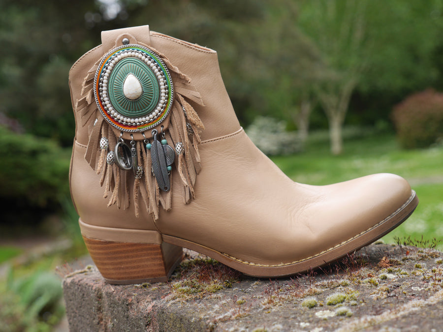 Ciocate dama din piele naturala cappuccino cu detalii decorative, inaltime toc 4.5 cm, stil elegant, made in Italy.