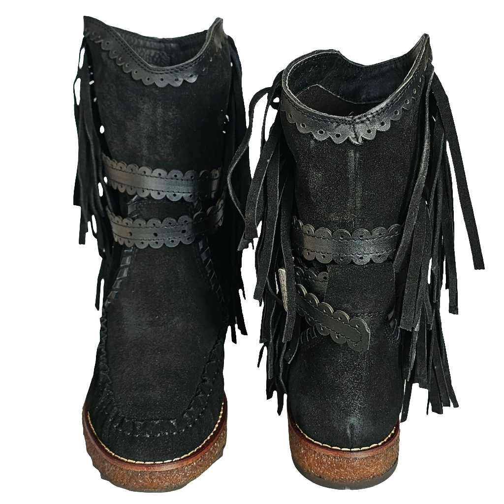 Ghete dama din piele naturala intoarsa, negru, cu franjuri si detalii elegante, Colectia Toamna Iarna 2024.