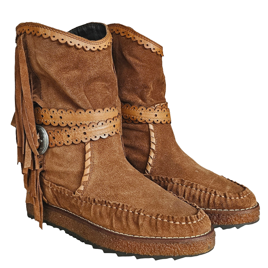 Ghete dama din piele intoarsa maro, design tubular cu detalii dantelate, colectia Toamna Iarna 2024, Made in Italy.