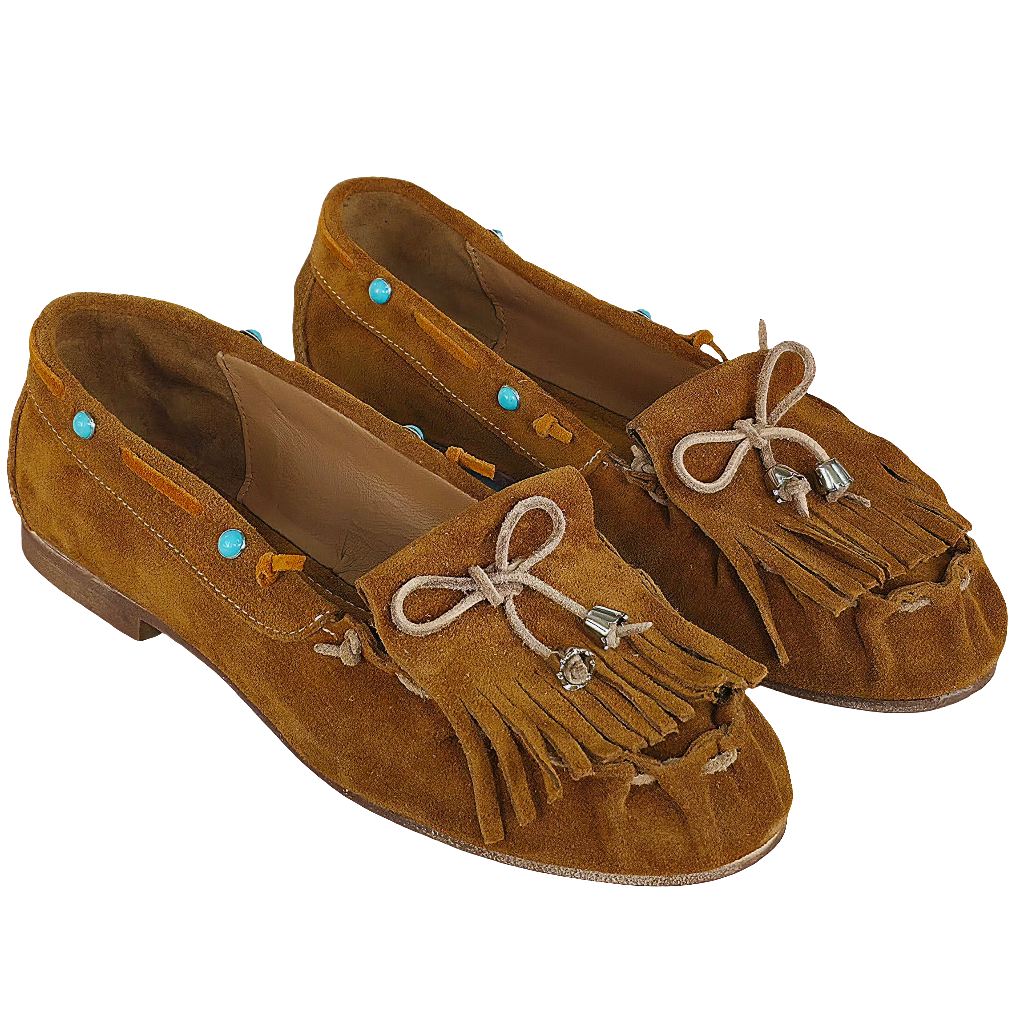 Pantofi casual dama din piele naturala intoarsa, maro, cu detalii decorative. Inaltime toc: 1 cm, made in Italy.