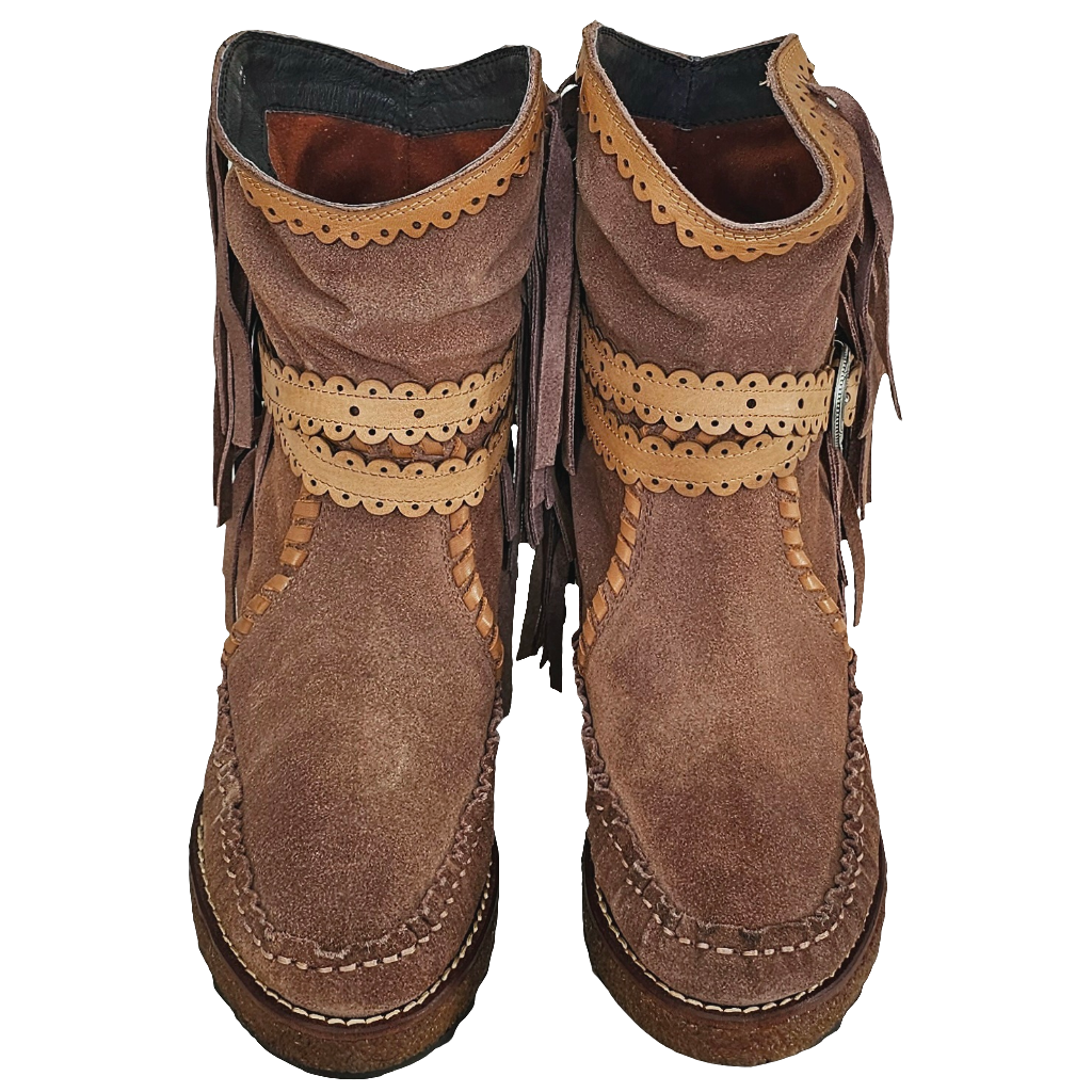 Ghete dama din piele naturala intoarsa maro roscat cu franjuri, ideale pentru colectia Toamna Iarna 2024.