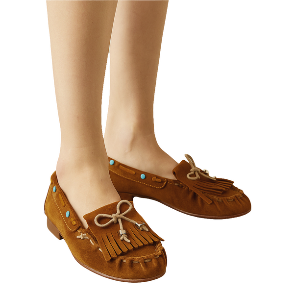 Pantofi casual dama din piele naturală intoarsă maro, cu franjuri și detalii colorate, confortabili, made in Italy.