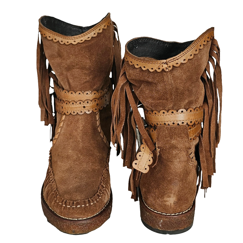 Ghete dama din piele naturala intoarsa maro cu franjuri, stil tubular, din colectia Toamna Iarna 2024.