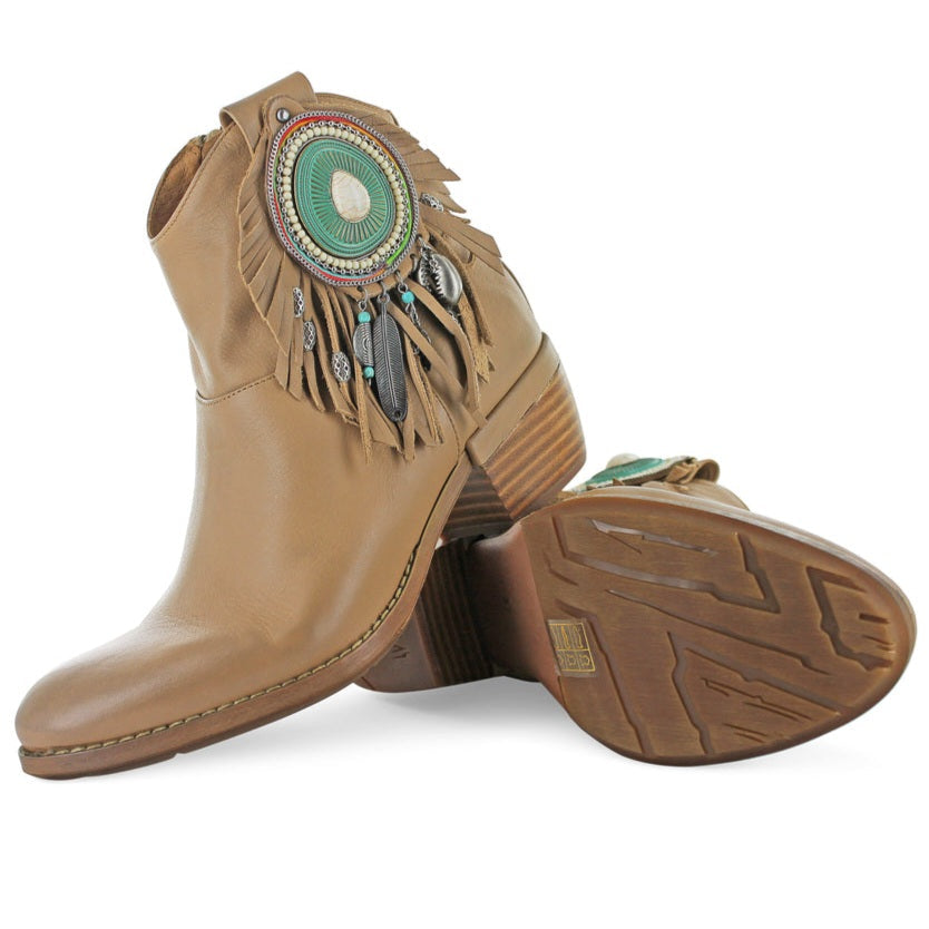 Ciocate dama din piele naturala Cappuccino-Rebecca White cu detalii franjuri si toc de 4.5 cm, made in Italy.