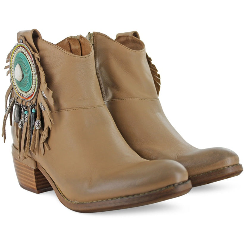 Ciocate dama din piele naturala cappuccino cu detalii ornamentale, inaltime toc 4.5 cm, colectia Toamna 2024.