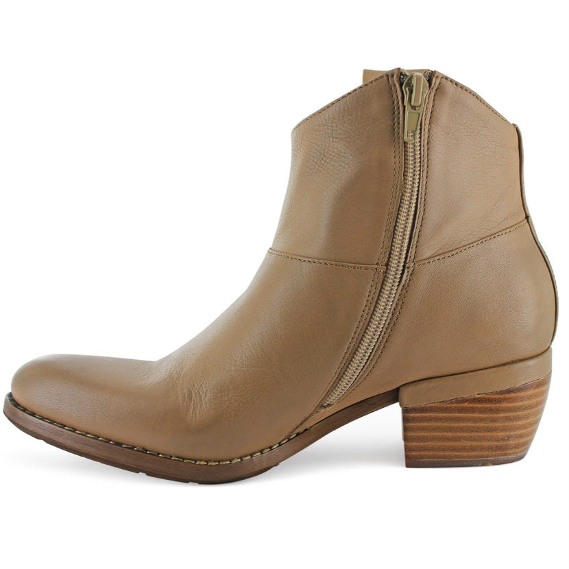 Ciocate dama piele naturala cappuccino, tocul de 4.5 cm, colectia Toamna 2024, fabricate in Italia.