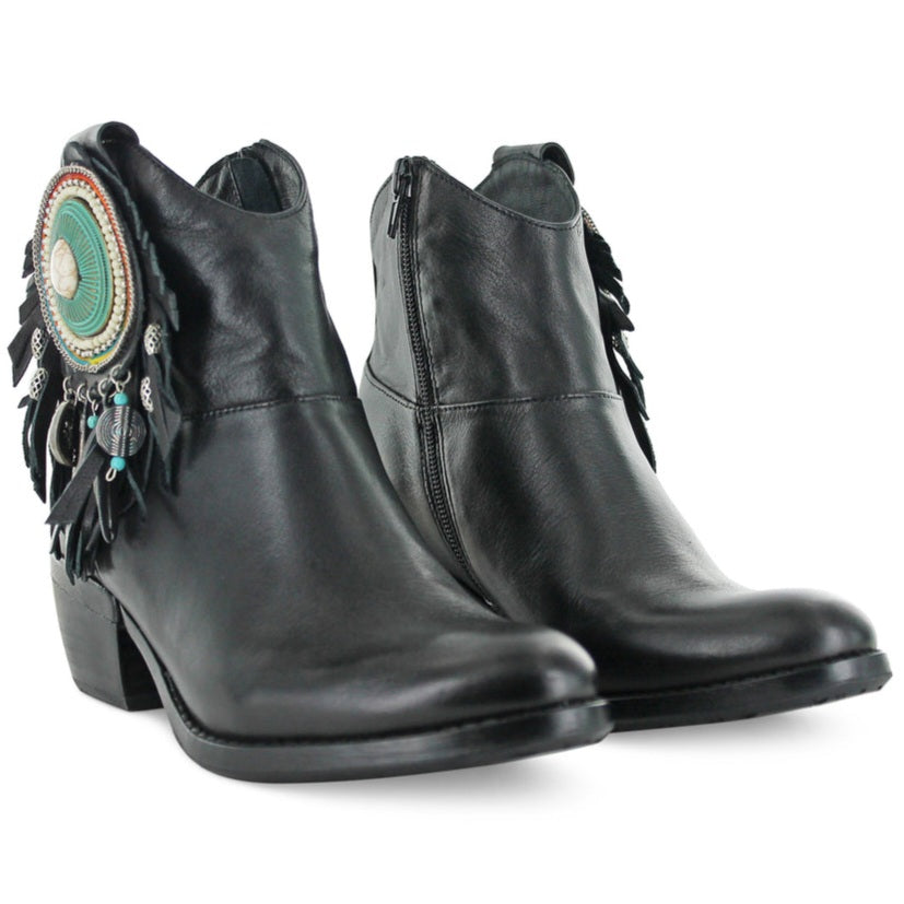 Ciocate dama din piele naturala, negru, cu detalii decorationale colorate, inaltime toc 4.5 cm, made in Italy.