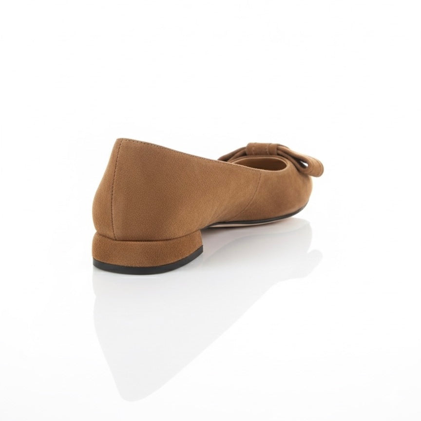 Pantofi dama din piele naturala intoarsa maro cu toc de 1 cm, colectia Toamna 2024, made in Italy.