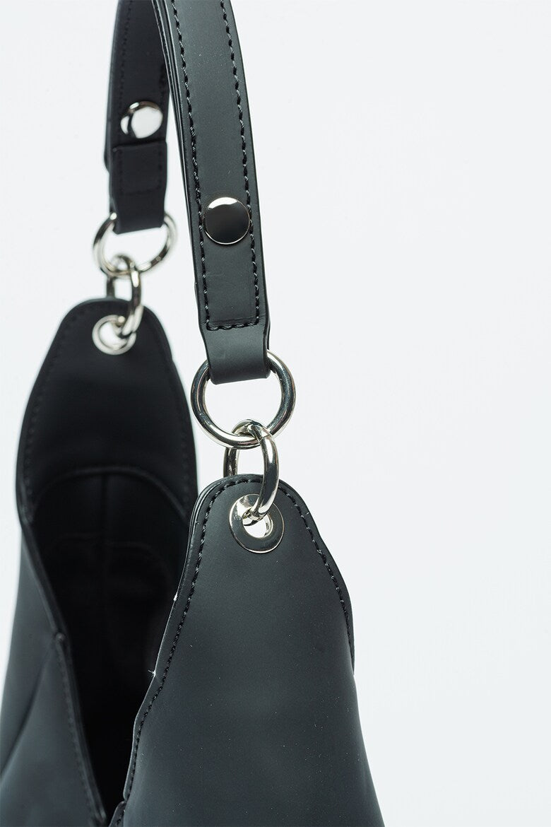 Detaliu geantă O bag pentru femei, mânere fixate, design din compus termoplastic, culoare negru.